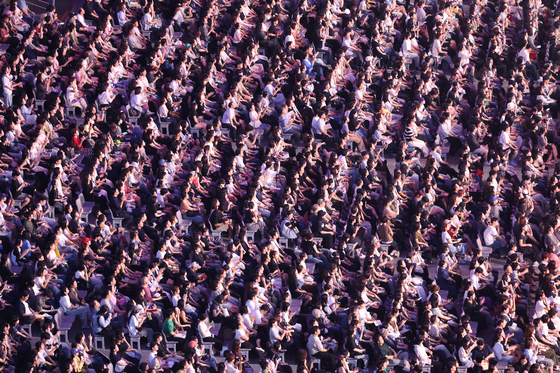 Audience members fill the outdoor theater at the Busan Cinema Center in Haeundae District, Busan, to watch the opening ceremony of the Busan International Film Festival on Sept. 17. [YONHAP]