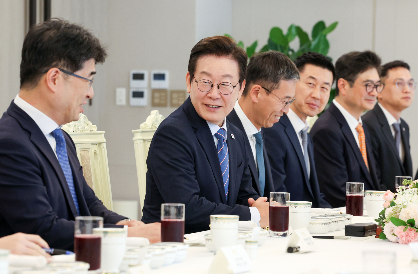 President Lee Jae Myung, second from left, speaks at a luncheon meeting with research center heads at security firms at the Yongsan presidential office in central Seoul on Sept. 18. [JOINT PRESS CORPS]