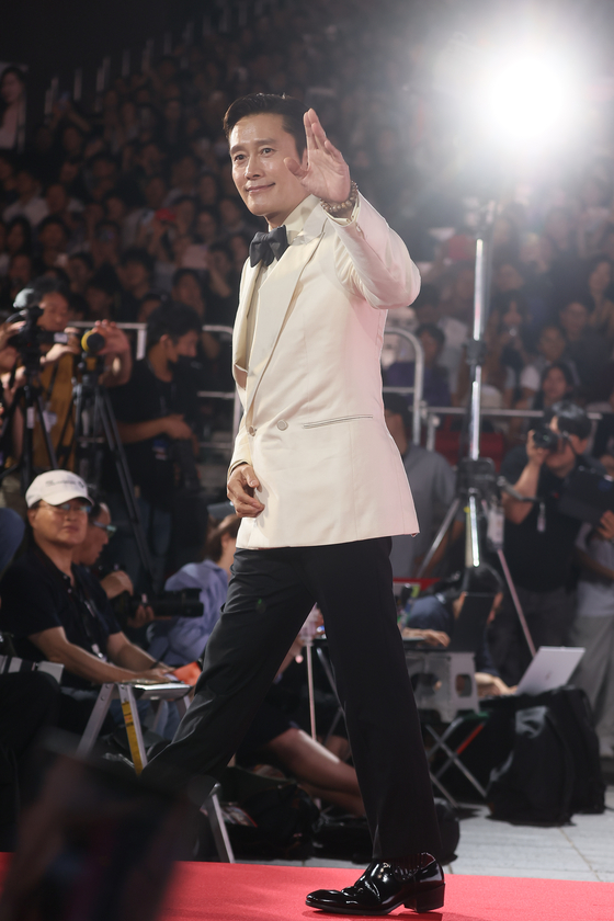 Actor Lee Byung-hun arrives at the red carpet for the opening ceremony of the Busan International Film Festival at the Busan Cinema Center in Haeundae District, Busan, on Sept. 17. [YONHAP] 
