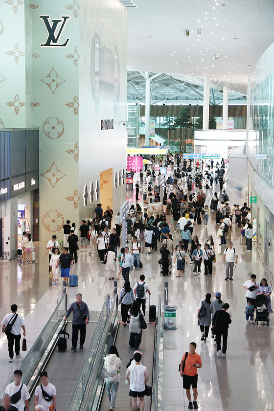 Travelers walk through the duty free zone of Terminal 2 at Incheon International Airport on Sept. 1. [YONHAP]