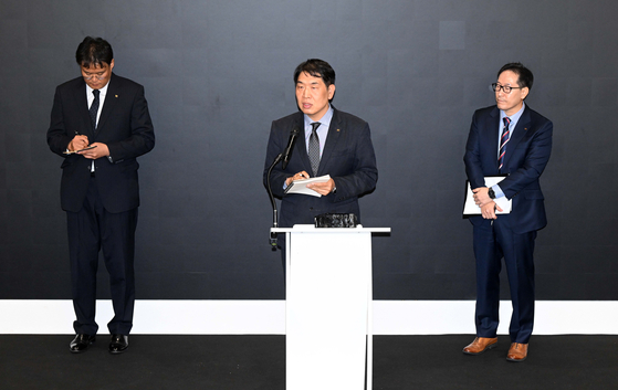 Executives at KT answer questions from reporters regarding the recent hacking incident during a press conference held at the KT office in Gwanghwamun, Jongno District, central Seoul, on Sept. 11. [JOINT PRESS CORPS]