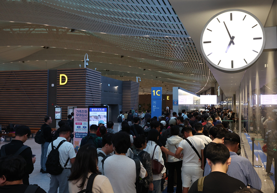 People crowd Incheon International Airport on Sept. 19. [YONHAP]