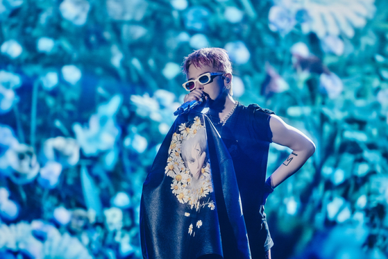 Singer G-Dragon performs during his world tour ″Übermensch″ at Kyocera Dome Tokyo, Japan, on May 25. [GALAXY CORPORATION]