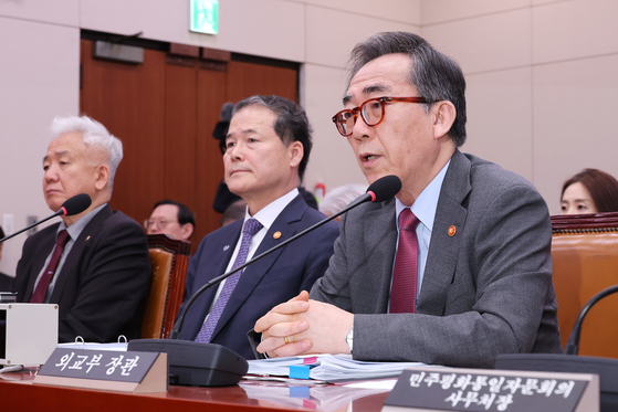 Former Foreign Minister Cho Tae-yul speaks during a meeting at the National Assembly in western Seoul on April 23. [YONHAP] 
