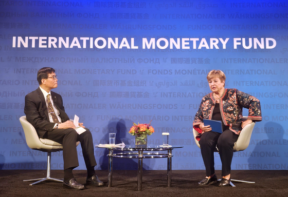 Bank of Korea Gov. Rhee Chang-yong holds a conversation with IMF Managing Director Kristalina Georgieva at the IMF headquarters in Washington on Sept. 18. [YONHAP]