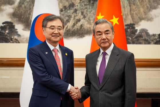 Foreign Minister Cho Hyun, left, shakes hands with Chinese Foreign Minister Wang Yi at a meeting in Beijing, China, on Sept. 17. [MINISTRY OF FOREIGN AFFAIRS]