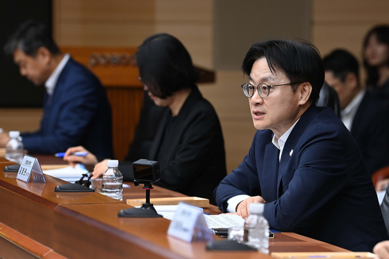 Industry Minister Kim Jung-kwan attends a steel industry meeting held at Posco's headquarters in Pohang, North Gyeongsang on Sept. 19. [MINISTRY OF TRADE, INDUSTRY AND ENERGY] 