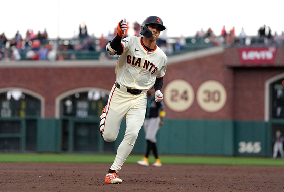 Lee Jung-hoo of the San Francisco Giants trots around the bases after hitting a two-run home run against the Arizona Diamondbacks in the bottom of the second inning at Oracle Park in San Francisco on Sept. 8. [AFP/YONHAP] 