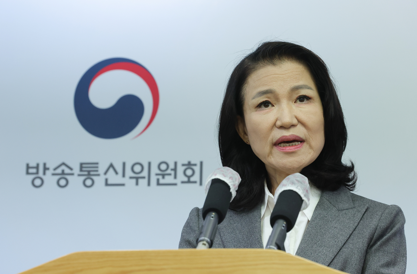 Korea Communications Commission Chair Lee Jin-sook speaks at the government complex in Gwacheon, Gyeonggi, on Sept. 9 about the government’s plan to abolish the agency and launch a new commission for broadcasting and media. [YONHAP]