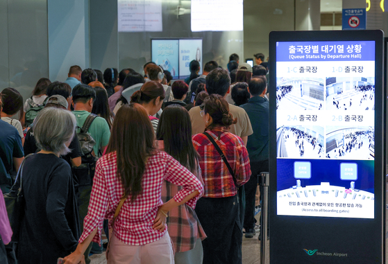 People crowd Incheon International Airport on Sept. 19. [YONHAP]