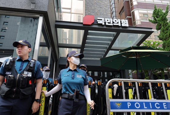 Police stand guard outside the People Power Party headquarters in Yeouido, western Seoul, on Sept. 18 as special counsel Min Joong-ki’s team investigating allegations surrounding former first lady Kim Keon Hee conducts a raid in connection with the Unification Church's mass membership in the party. [YONHAP]