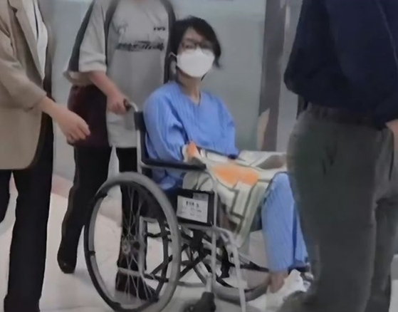 Former first lady Kim Keon Hee is seen in a wheelchair at a hospital in a video report by broadcaster MBN [SCREEN CAPTURE]