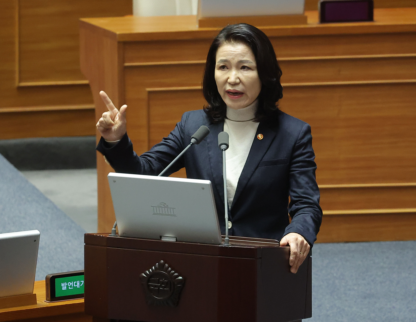 Korea Communications Commission Chair Lee Jin-sook answers a question from Rep. Na Kyung-won of the People Power Party during a parliamentary interpellation session on education, society and culture at the National Assembly in western Seoul on Sept. 18. [YONHAP]