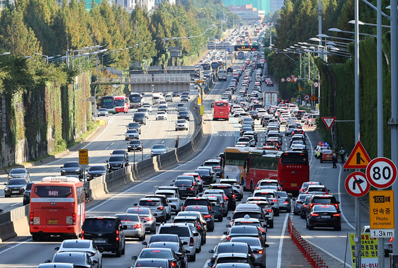 Traffic is seen on the Gyeongbu Expressway in Seocho District, southern Seoul, in October 2024, the first day of the extended Chuseok holiday. [YONHAP]