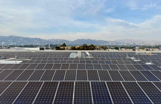 Solar panels are seen on the roof of a commercial building in West Los Angeles, on Jan. 4. [AFP/YONHAP] 