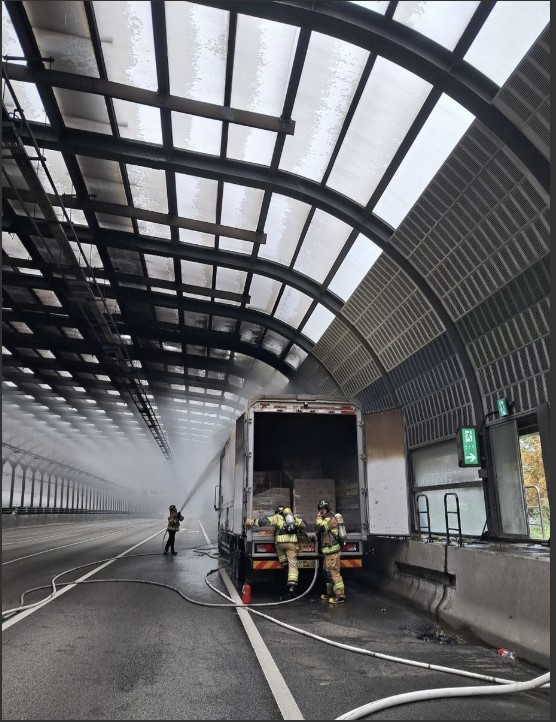 A fire broke out at around 11:42 a.m. Sept. 19 in a tunnel on the Yeongdong Expressway in the direction of Incheon near Gwanggyo in Suji District, Yongin, Gyeonggi, after an 8.5-ton cargo truck caught fire. [GYEONGGI PROVINCE FIRE DEPARTMENT]