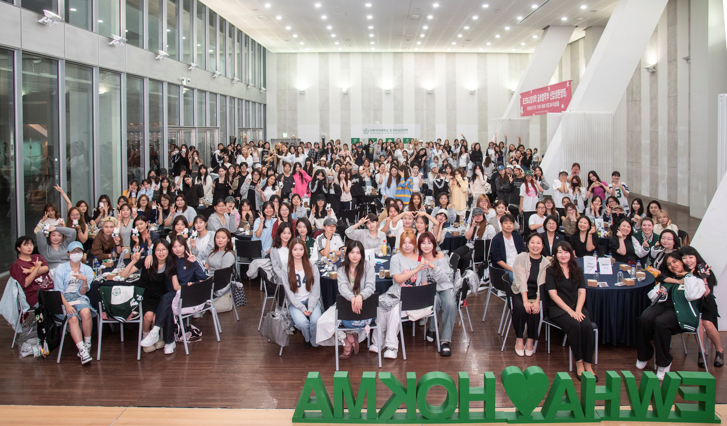 International freshmen studying at Ewha Womans University's Global Scholars Program pose for a photo during a welcoming ceremony held on Sept. 17. [EWHA WOMANS UNIVERSITY]