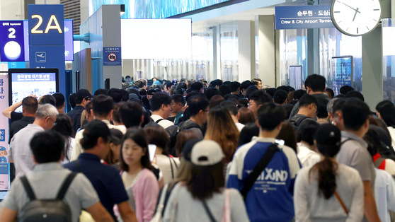 People crowd Incheon International Airport on Sept. 19. [YONHAP]