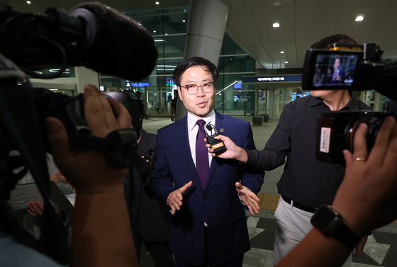 Trade Minister Yeo Han-koo speaks to reporters upon arriving at Terminal 2 of Incheon International Airport on Sept. 19. [YONHAP] 