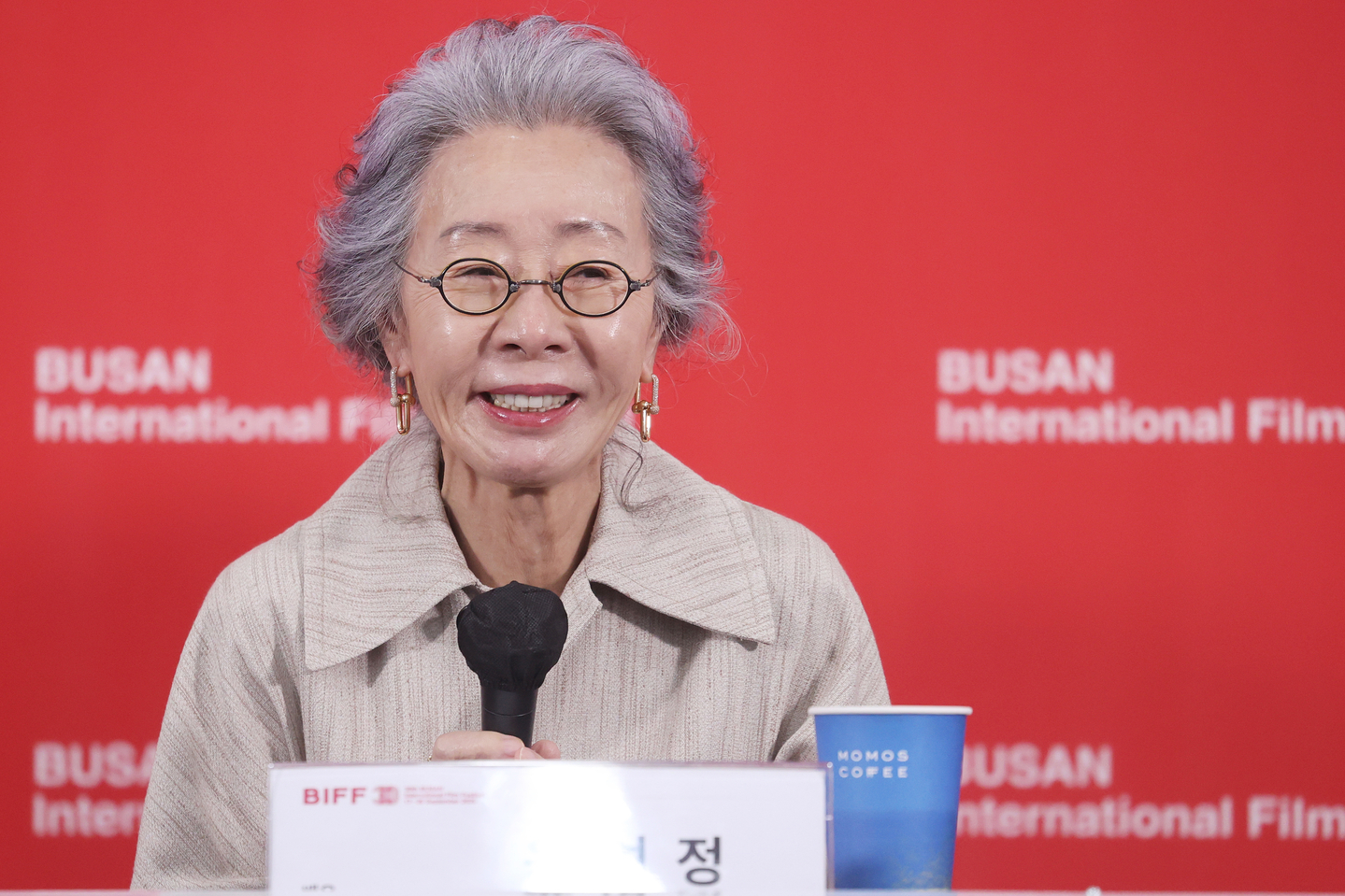 Actor Youn Yuh-jung talks during a press conference for the film ″The Wedding Banquet″ on Sept. 19, held during the Busan International Film Festival [YONHAP] 