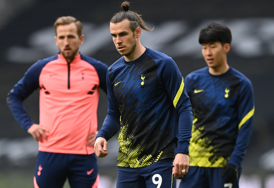 From left: Tottenham Hotspur's Harry Kane, Gareth Bale and Son Heung-min warm up before a Premier League match against Sheffield United at Tottenham Hotspur Stadium in London on May 2, 2021. [REUTERS/YONHAP] 