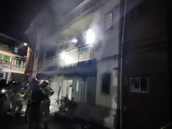 A fire breaks out at a three-story housing building in Namyangju, Gyeonggi, on Sept. 21. [GYEONGGI-DO BUKBU FIRE HEADQUARTERS]