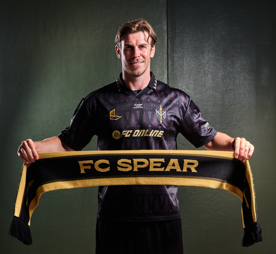 Gareth Bale poses with an FC Spear scarf ahead of the Nexon Icons Match. [NEXON]