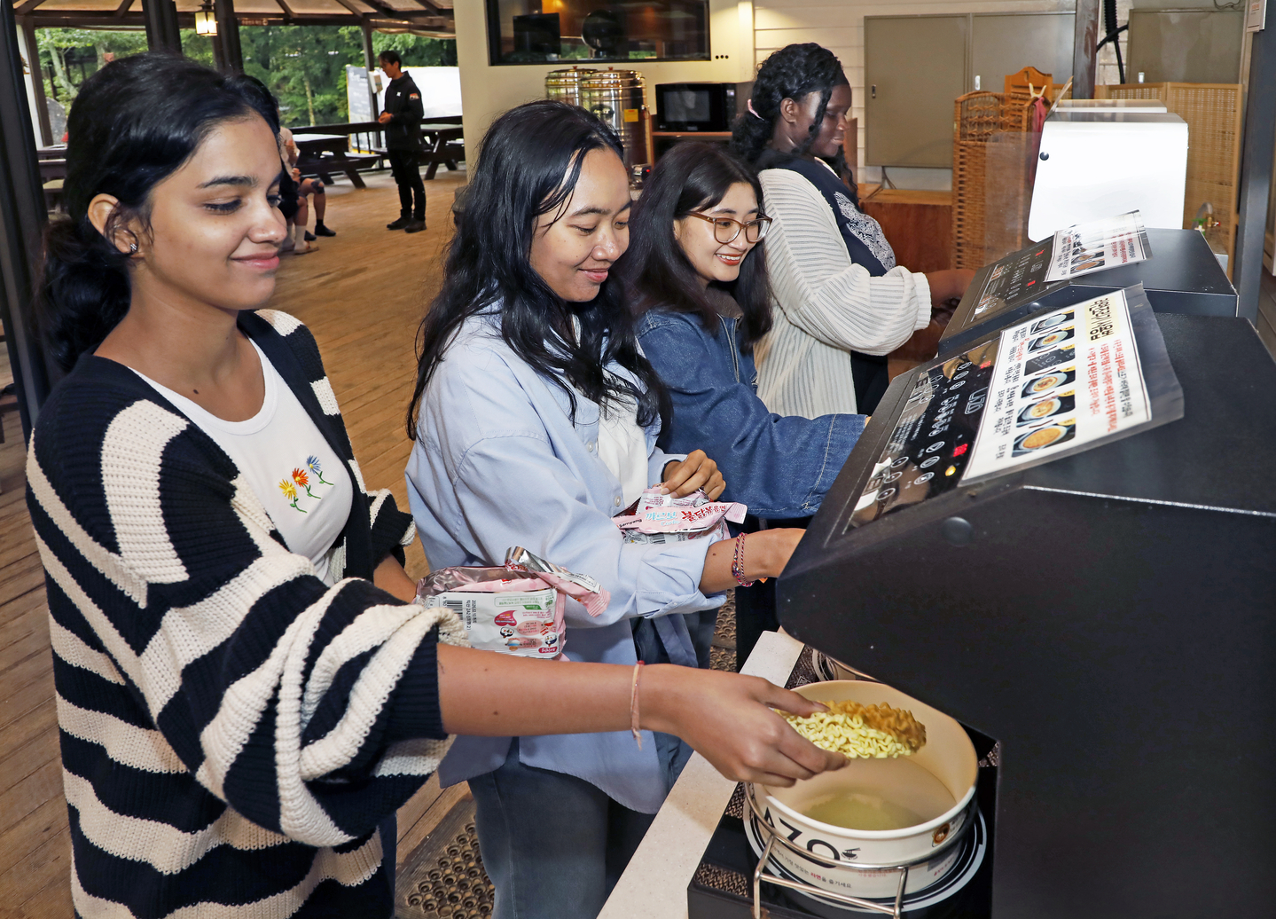International visitors make ramyeon at Samyang Round Hill on Sept. 20, as part of Gangwon's Wellness Tour. [PARK SANG-MOON]