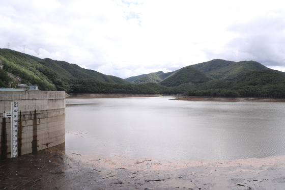 The Obong Reservoir in Gangneung, Gangwon, is seen with elevated water levels on Sept. 21. [YONHAP]