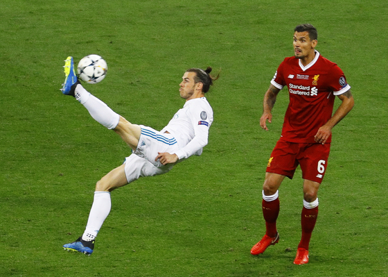 Real Madrid winger Gareth Bale scores during the Champions League final against Liverpool at the NSC Olimpiyskiy stadium in Kiev, Ukraine on May 26, 2018. [EPA/YONHAP] 