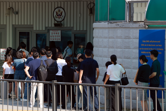 Korean workers line up seeking to apply for U.S. visas at the U.S. Embassy in Seoul in central Seoul on Sept. 16. [YONHAP]