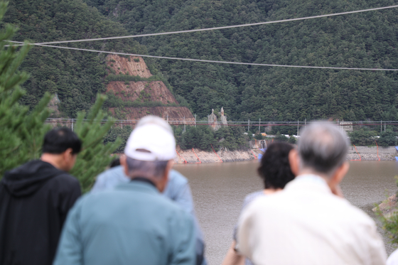 Citizens gather to see the elevated water levels of the Obong Reservoir in Gangneung, Gangwon, on Sept. 21. [YONHAP]