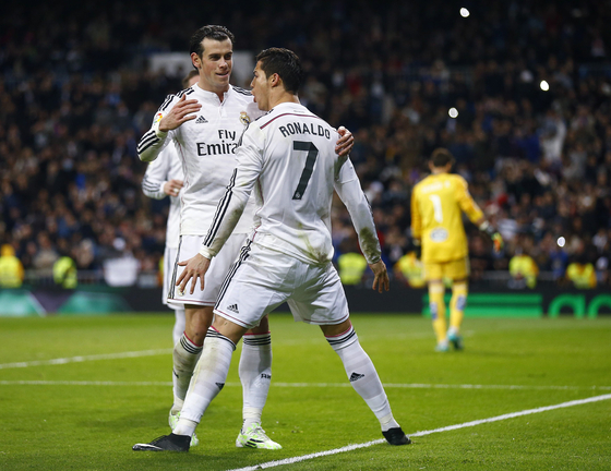 Real Madrid forward Cristiano Ronaldo, front, celebrates with Gareth Bale during a La Liga match against Celta Vigo at Santiago Bernabeu in Madrid, Spain on Dec. 6, 2014. [REUTERS/YONHAP] 