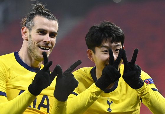 Tottenham Hotspur's Gareth Bale, left, and Son Heung-min celebrate during a Europa League against Wolfsberger at the Puskas Arena stadium in Budapest, Hungary on Feb. 18, 2021. [EPA/YONHAP] 