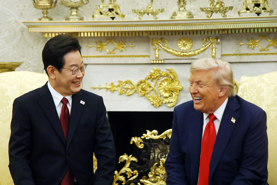 Korean President Lee Jae Myung, left, and U.S. President Donald Trump chat during their first bilateral summit at the White House in Washington on Aug. 25. [JOINT PRESS CORPS] 