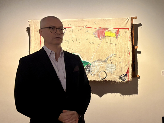 Dieter Buchhart, a Jean-Michel Basquiat scholar and curator, speaks to local reporters about Basquiat's Seoul exhibition “Signs: Connecting Past and Future,” which is set to open Sept. 23 at the Dongdaemun Design Plaza. [LEE JIAN]
