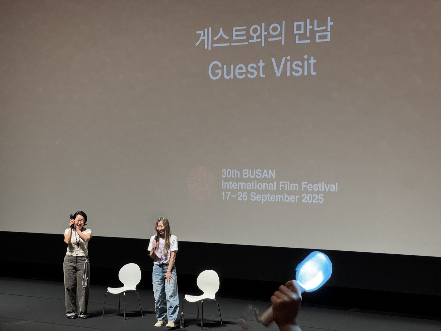″KPop Demon Hunters″ director Maggie Kang, right, addresses the audience for the film's first sing-along screening in Korea, held at Dongseo University Sohyang Theatre ShinhanCard Hall on Sept. 20. [KIM JI-YE]