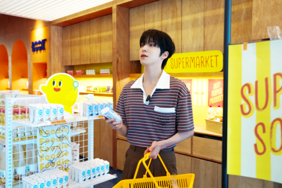 Ateez's Yunho chooses ingredients to make tofu tiramisu for the boy band's leader, Hongjoong, as part of the JoongAng Ilbo's cooking series. [HOGER]