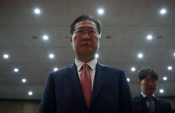 Justice Minister Park Sung-jae opens his eyes after a moment of silence for fallen patriots during his farewell ceremony at the Justice Ministry in the government complex in Gwacheon, Gyeonggi on Sept. 5. [YONHAP] 