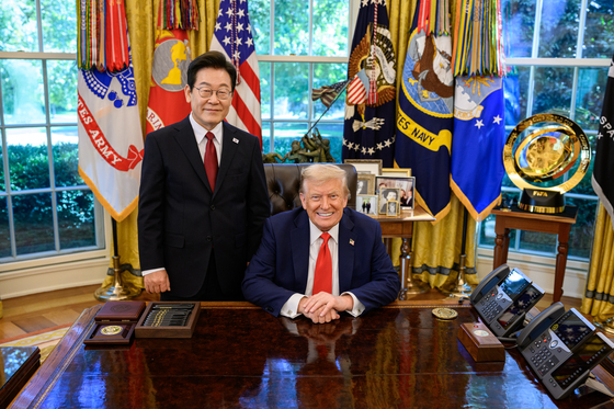 U.S. President Donald Trump hosts a bilateral meeting with Korean President Lee Jae Myung on Aug. 25 in the Oval Office in Washington. [THE WHITE HOUSE]