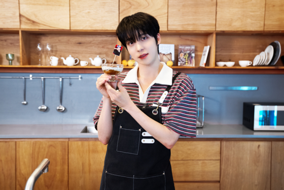 Ateez's Yunho makes tofu tiramisu for the boy band's leader, Hongjoong, as part of the JoongAng Ilbo's cooking series. [HOGER]