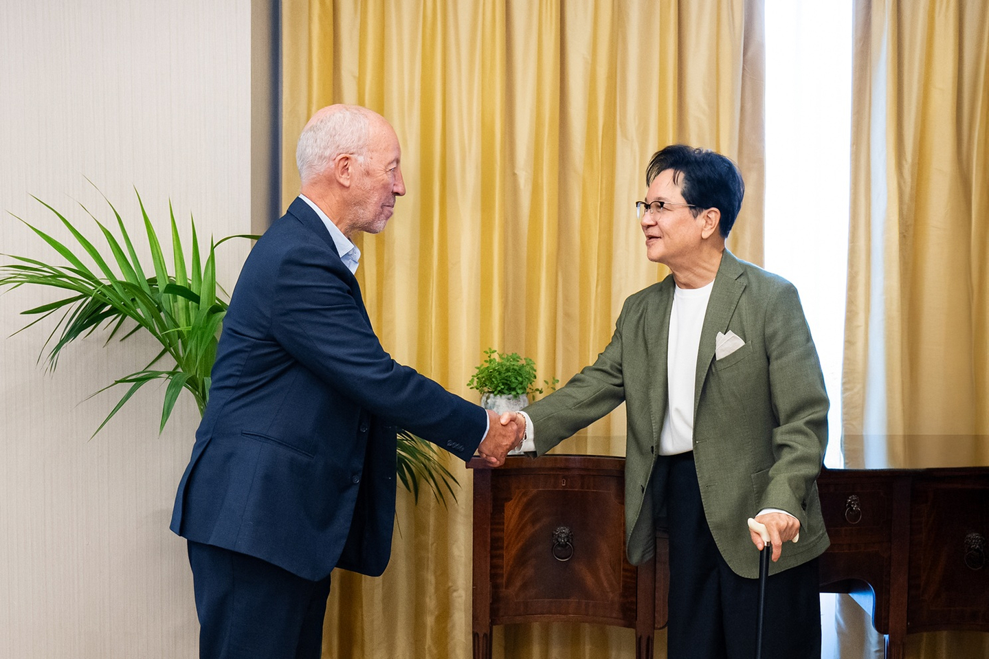 CJ Group Chairman Lee Jay-hyun, right, shakes hands with Michael Payne, a sports marketing expert, in London during a visit that began Sept. 9, the company said Sept. 22. [CJ GROUP]