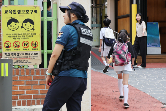 Police are stationed in front of an elementary school in Seoul on Sept. 12 amid a surge of kidnapping cases. [YONHAP]