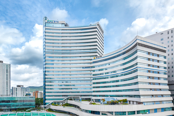 The Gyeonggi Provincial Government Complex in Suwon, Gyeonggi [GYEONGGI PROVINCIAL GOVERNMENT]