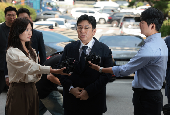 HYBE Chairman Bang Si-hyuk appears at the Financial Crimes Investigation Division of the Seoul Metropolitan Police Agency in western Seoul on Sept. 15. [YONHAP]