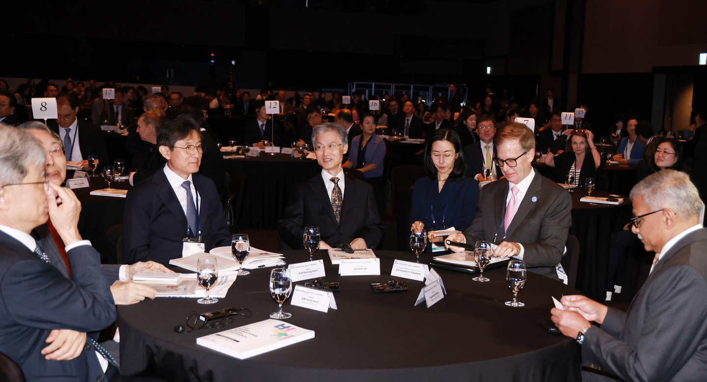 Supreme Court Chief Justice Jo Hee-de, center, takes part in the 2025 Sejong International Judicial Conference, held at the Shilla Hotel in Jung District, central Seoul, on Sept. 22. [YONHAP]