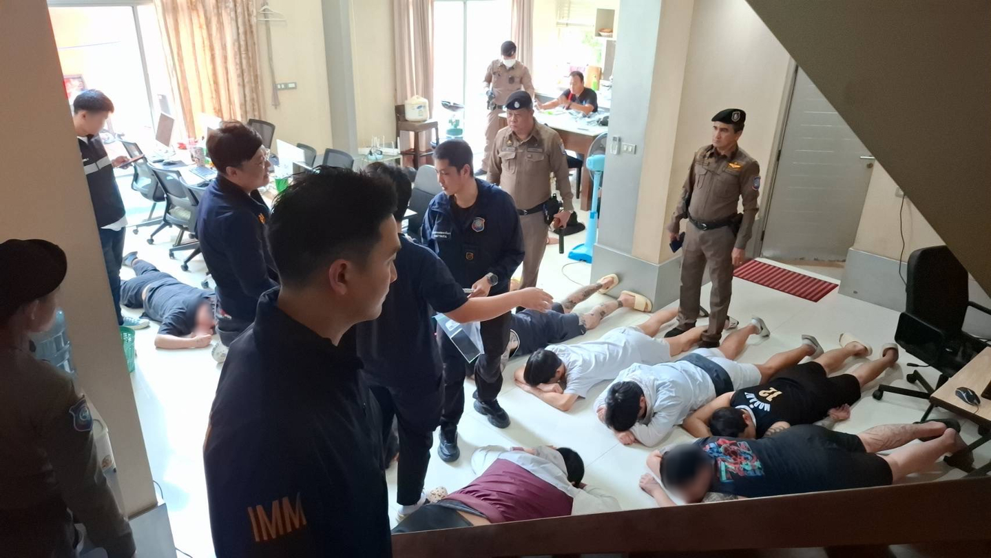 Authorities arrest members of a fraud ring at a resort in Pattaya, Thailand, on June 21. [SEOUL METROPOLITAN POLICE]
