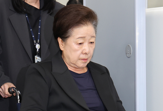 Han Hak-ja, leader of the Unification Church, leaves the Seoul Central District Court on Sept. 22 after attending a hearing to review her arrest warrant. [YONHAP]