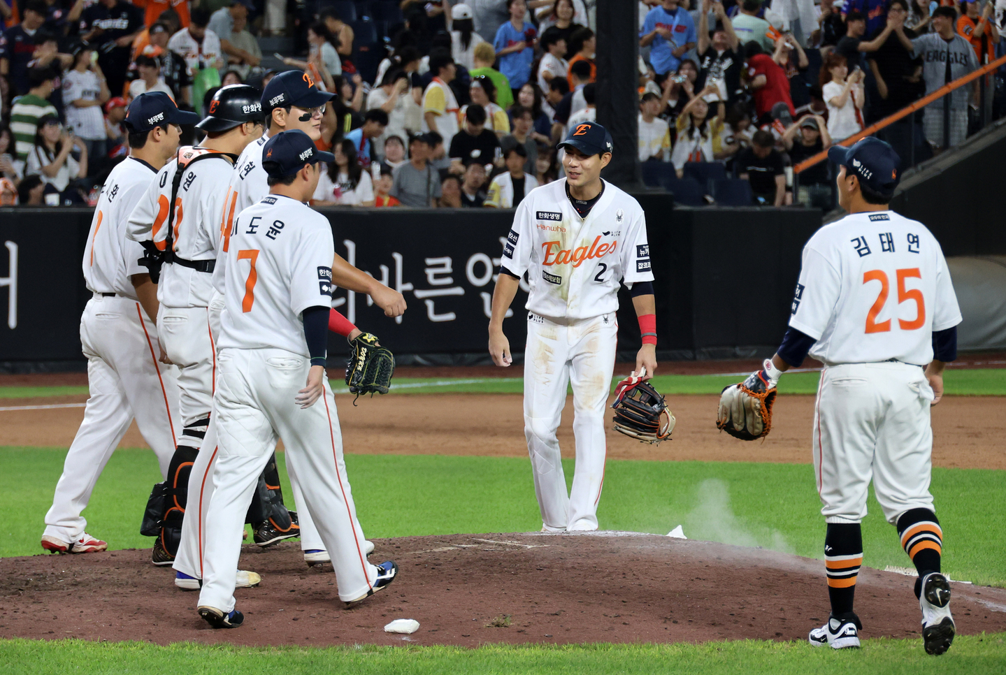 The Hanwha Eagles celebrate winning a KBO game against the Lotte Giants at Daejeon Hanwha Life Ballpark in Daejeon on Aug. 12. [YONHAP] 