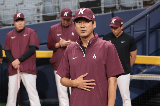 This photo shows Kiwoom Heroes interim manager Seol Jong-jin during his first meeting with the club at Gocheok Sky Dome in western Seoul on July 15. [YONHAP] 